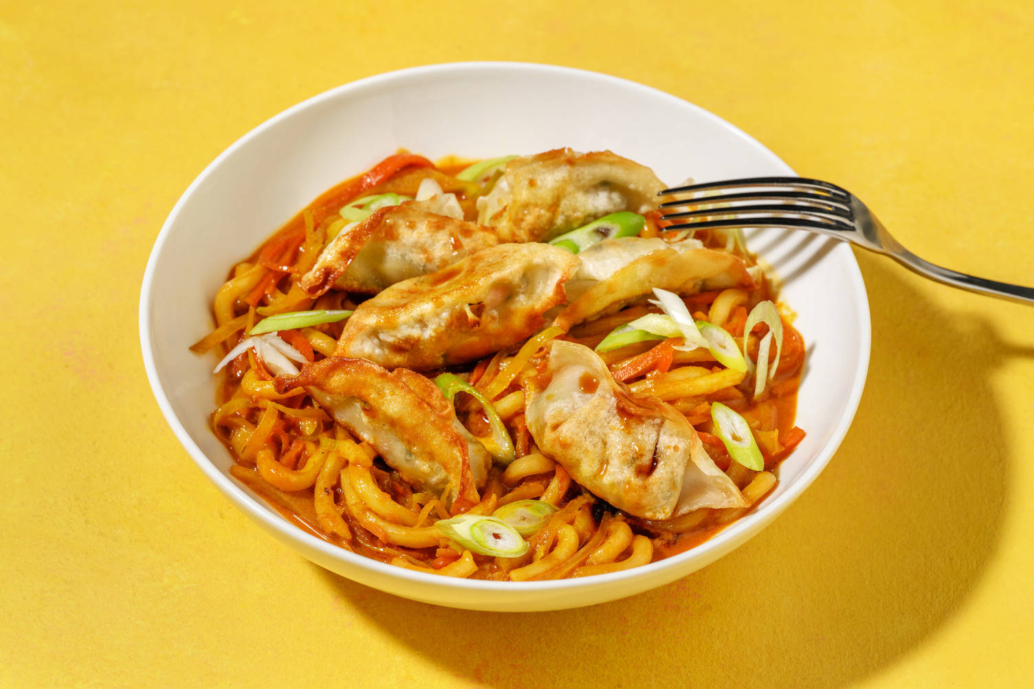 Stegt gyoza og karrynudler