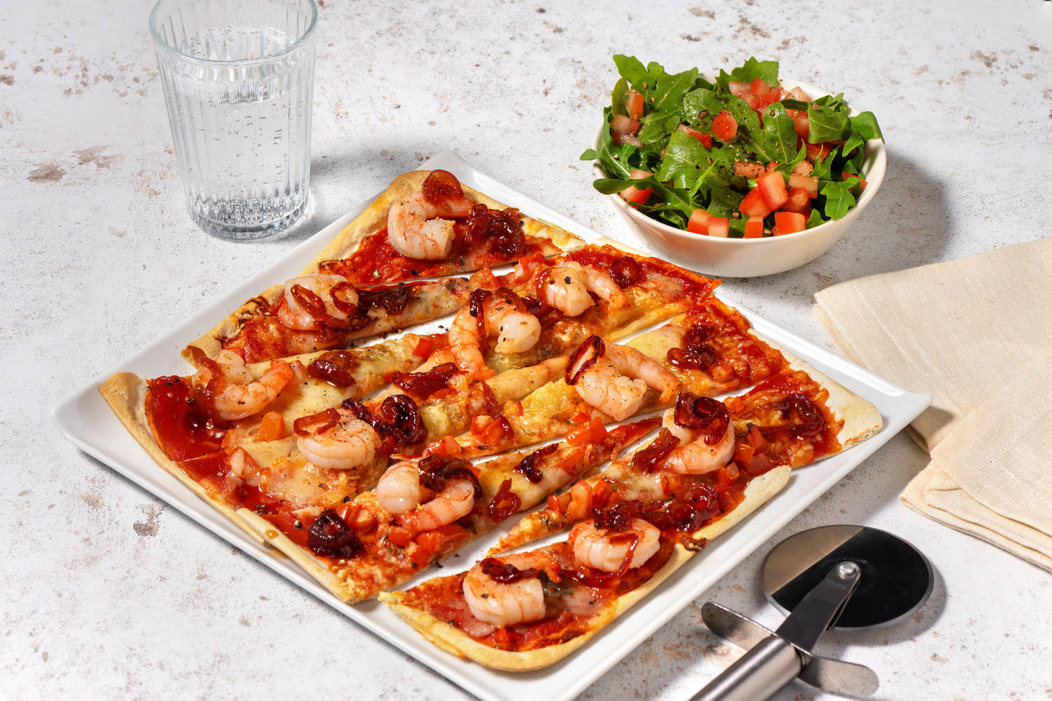 Flammkuchen met scampi's en rucolasalade