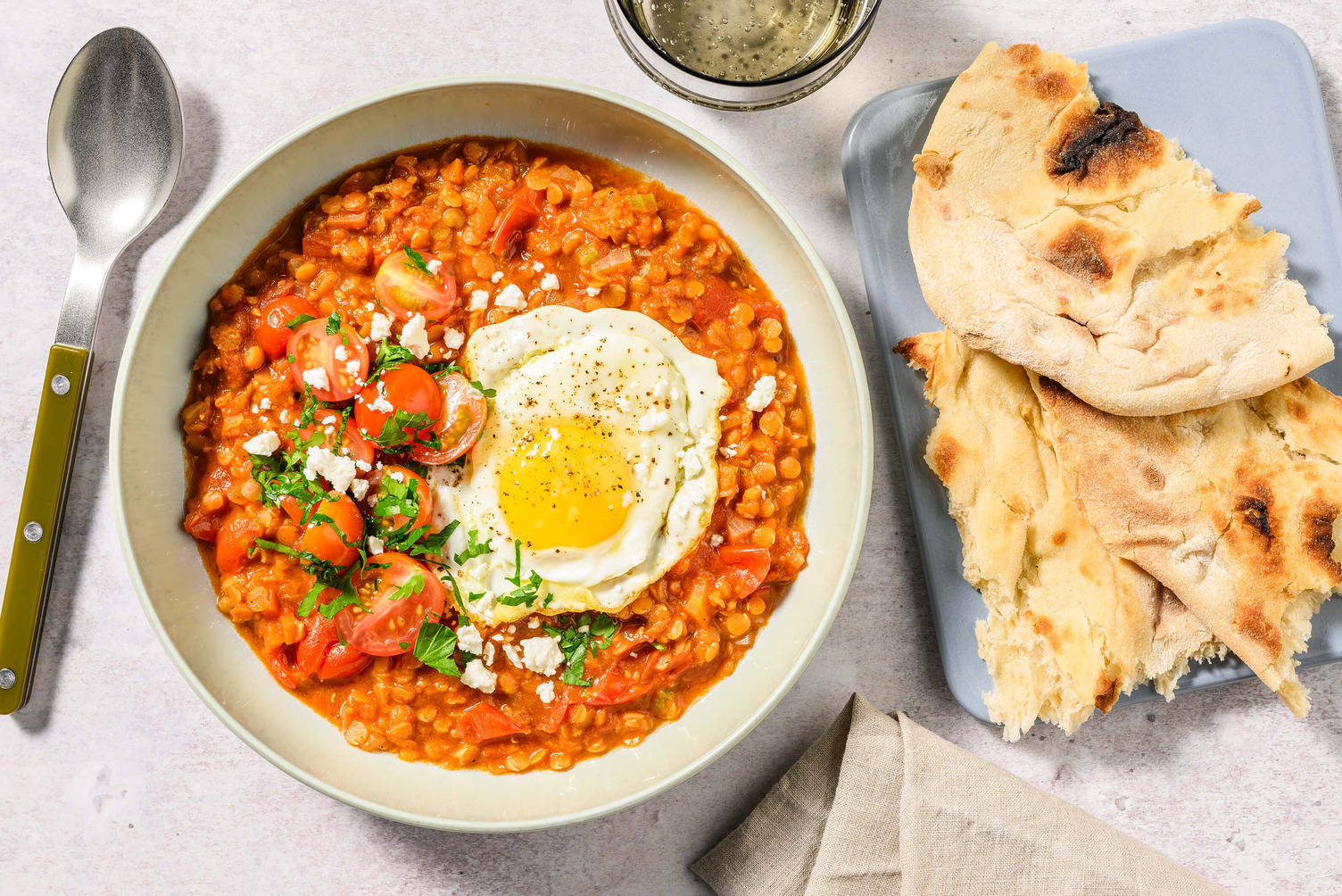 Poêlée de tomates, de lentilles rouges assaisonnées et de chorizo