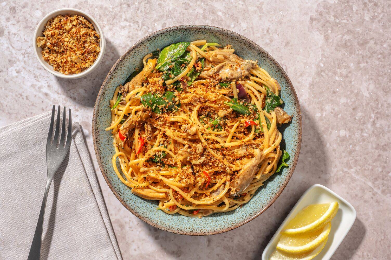 Linguine i krämig ostronskivlingsås med strimlad kycklingbröstfilé