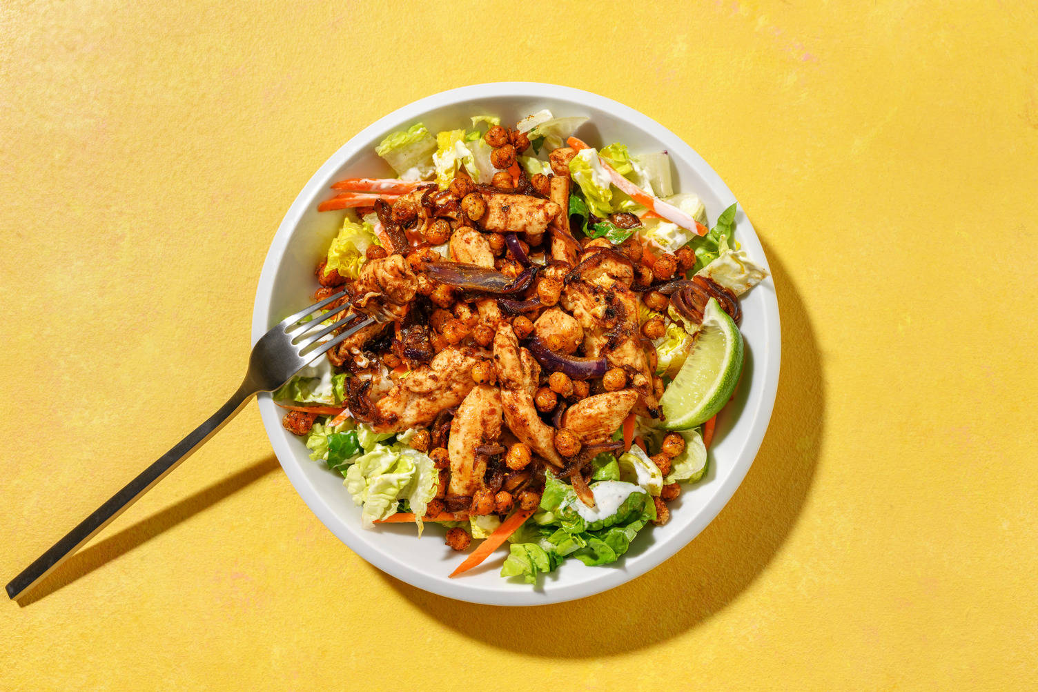 Hurtig cajun-kyllingesalat med ternet bacon