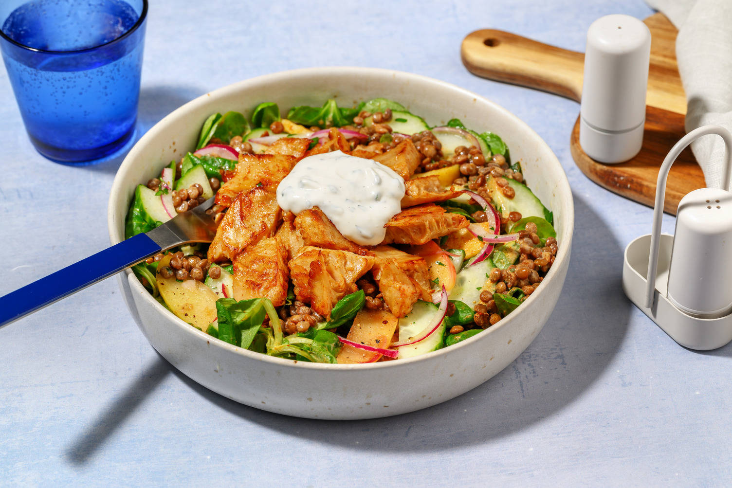 Bunter Linsensalat mit Bio-Hähnchenschenkel