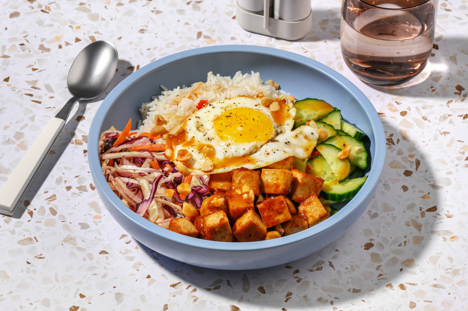 Bibimbap de tofu, sriracha & cacahuètes