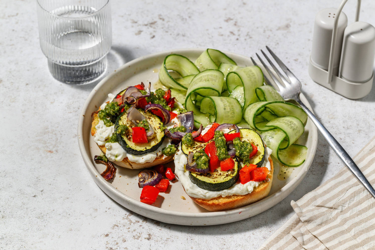 Bagel-tartines courgettes & crème de basilic
