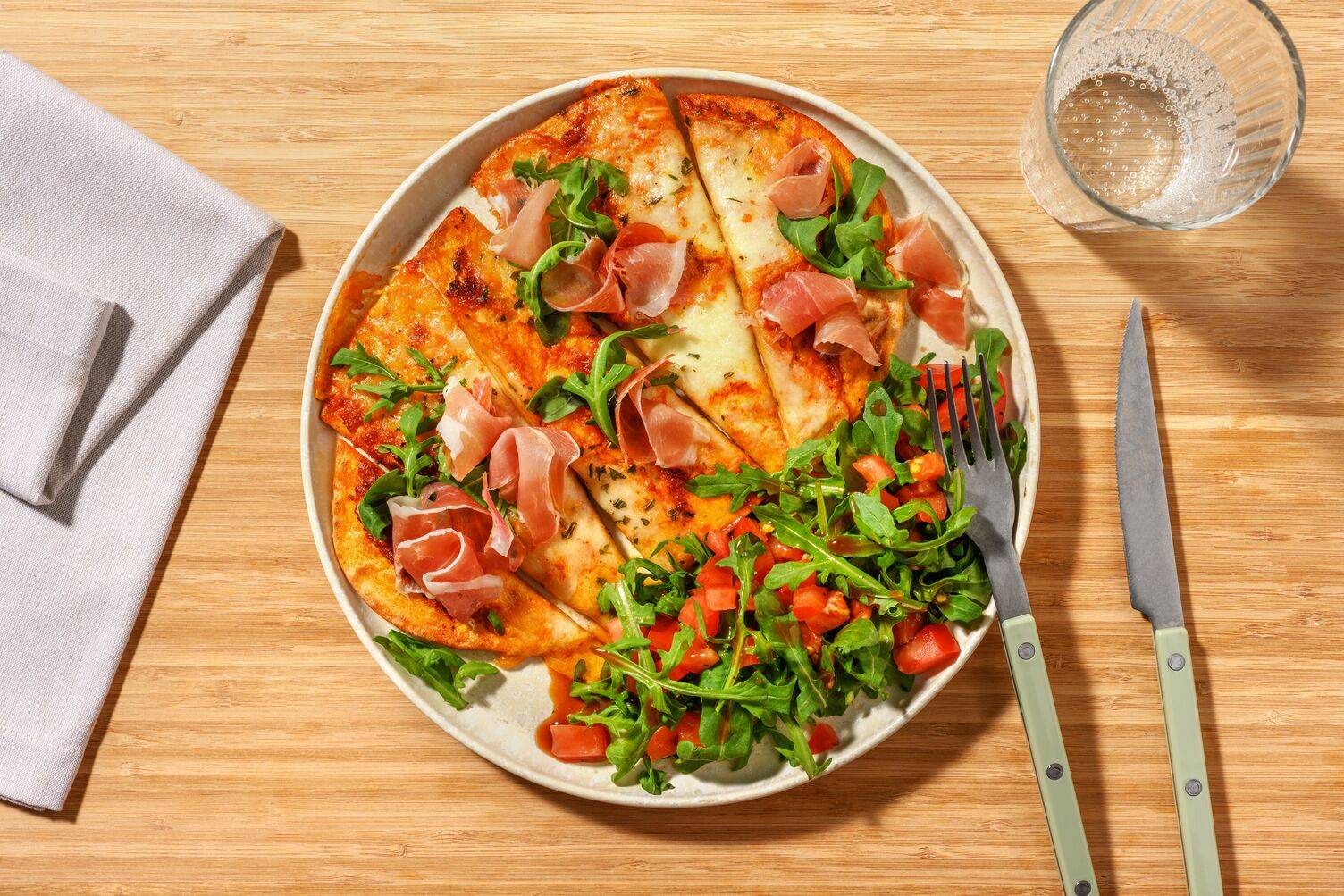 Pizza naan prosciutto, pesto rosso & mozza