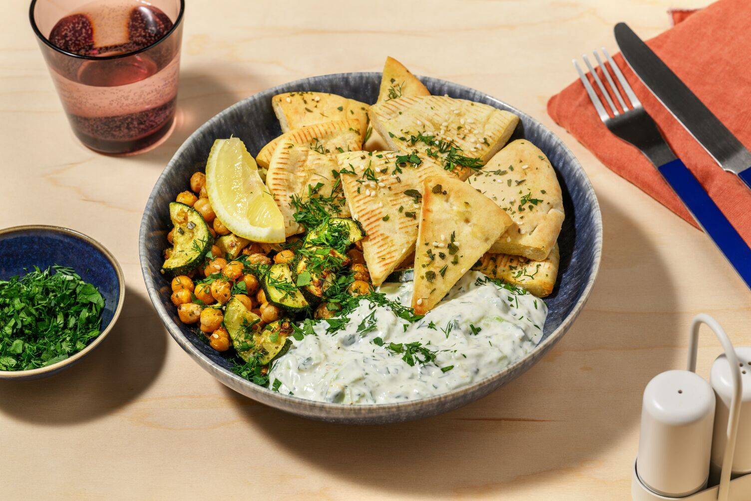 Bowl de courgette grillée au zaatar & tzatziki