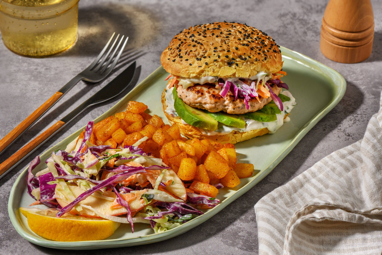 Kipburger op wortelbroodje met avocado