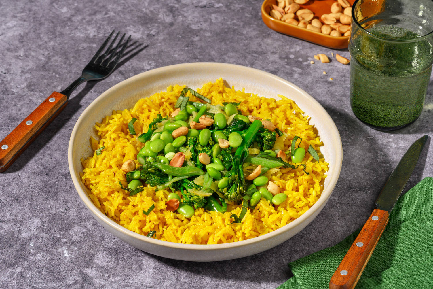 Gele rijstpilav met broccolini, sojabonen en Thais basilicum