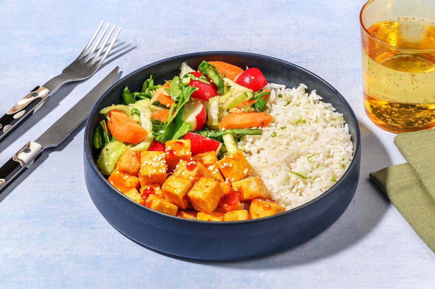 Hot Sweet Chili Tofu Bowl mit Pak Choi Salat