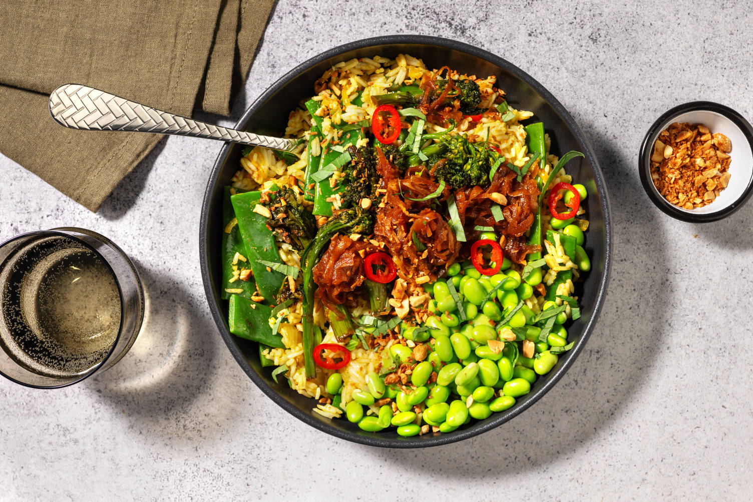 Gele rijstpilav met broccolini, sojabonen en Thais basilicum