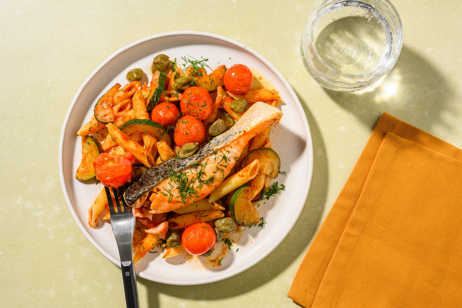 Zalmfilet in citroen-botersaus met kappertjes en dille