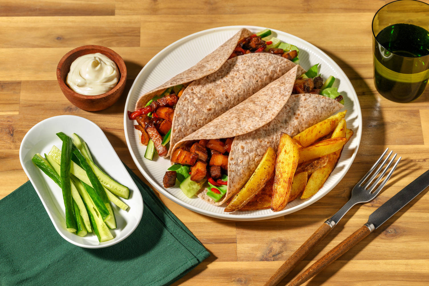 Wraps met sweet & sticky buikspek met patatjes