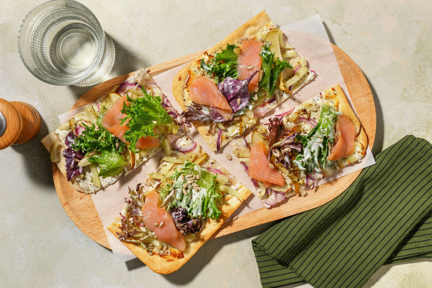 Flammkuchen mit Fenchel, Birne & Räucherlachs