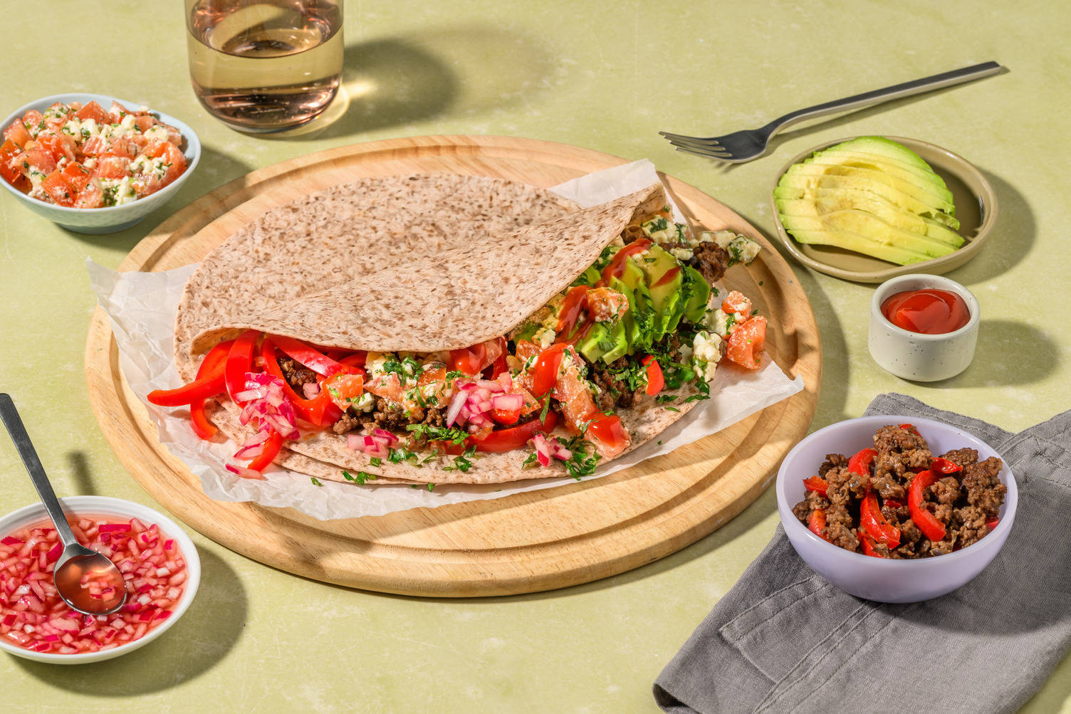 Volkoren fajita's met rundergehakt, avocado en salsa