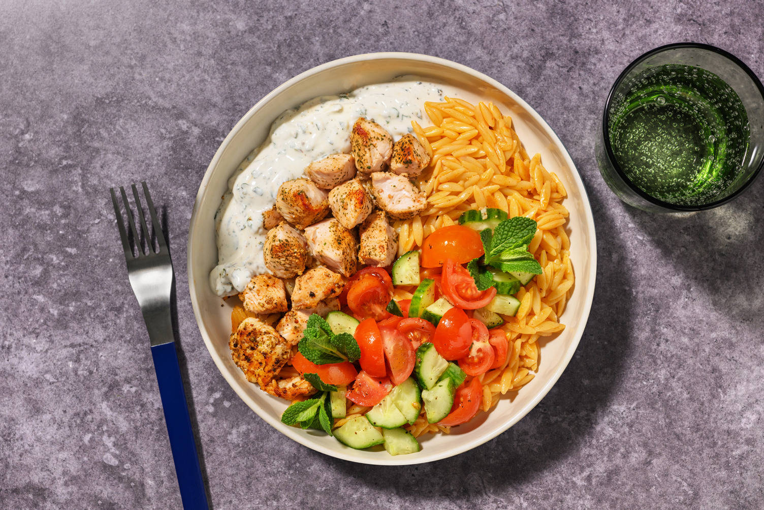 Orzobowl met kip, limoen-yoghurtsaus en verse munt