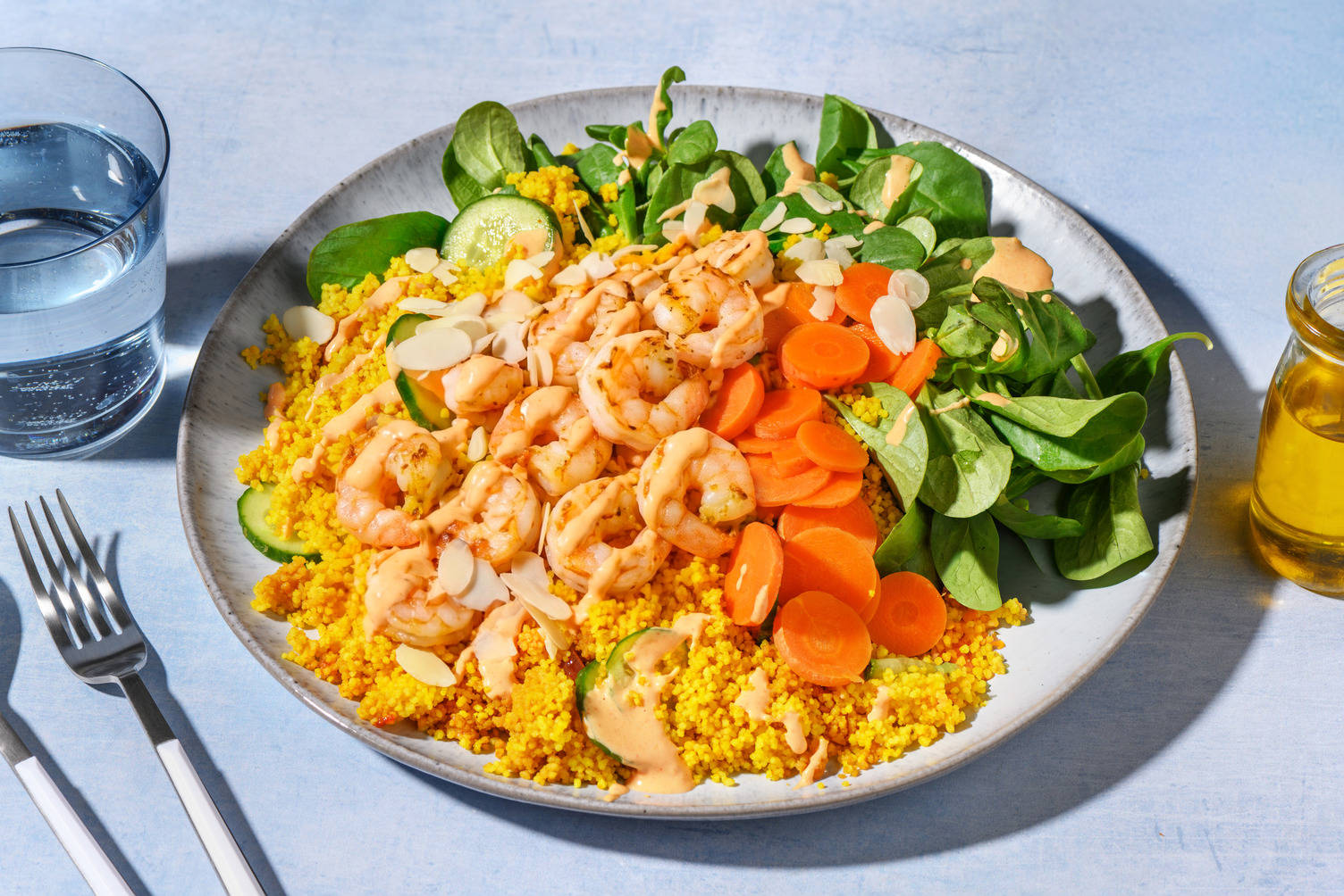 Couscousbowl met scampi's, currysaus en amandelschaafsel