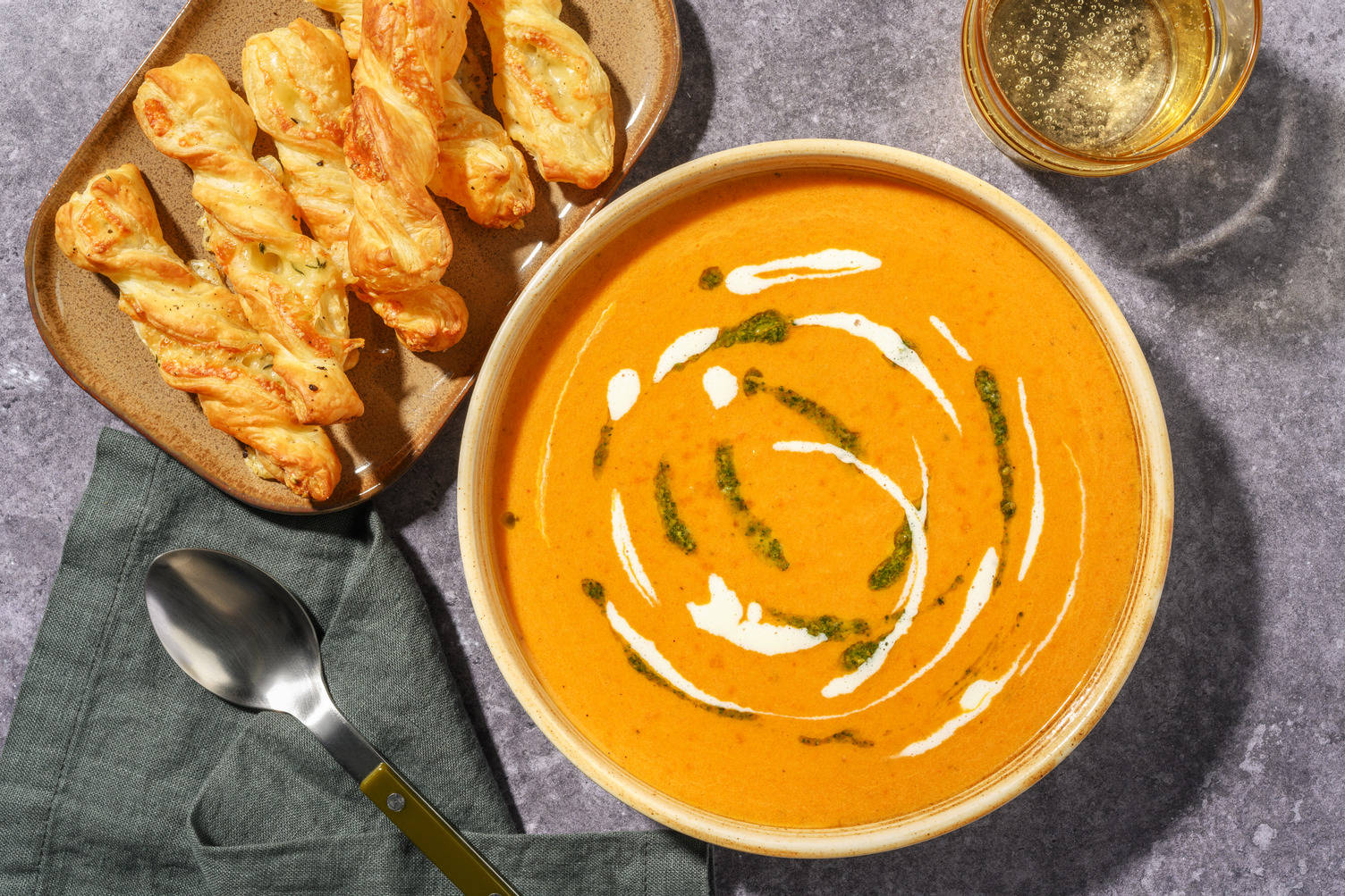 Tomatensoep met kaasstengels en basilicumcrème