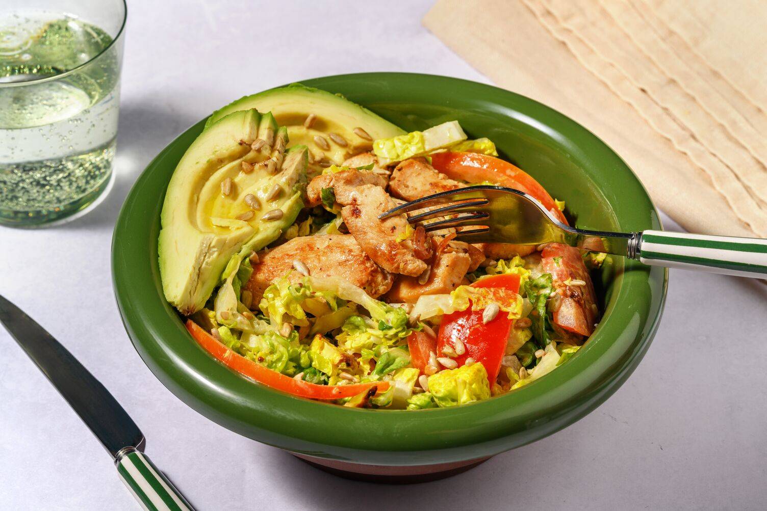 Honig-Senf-Salat mit Avocado und doppelt Huhn