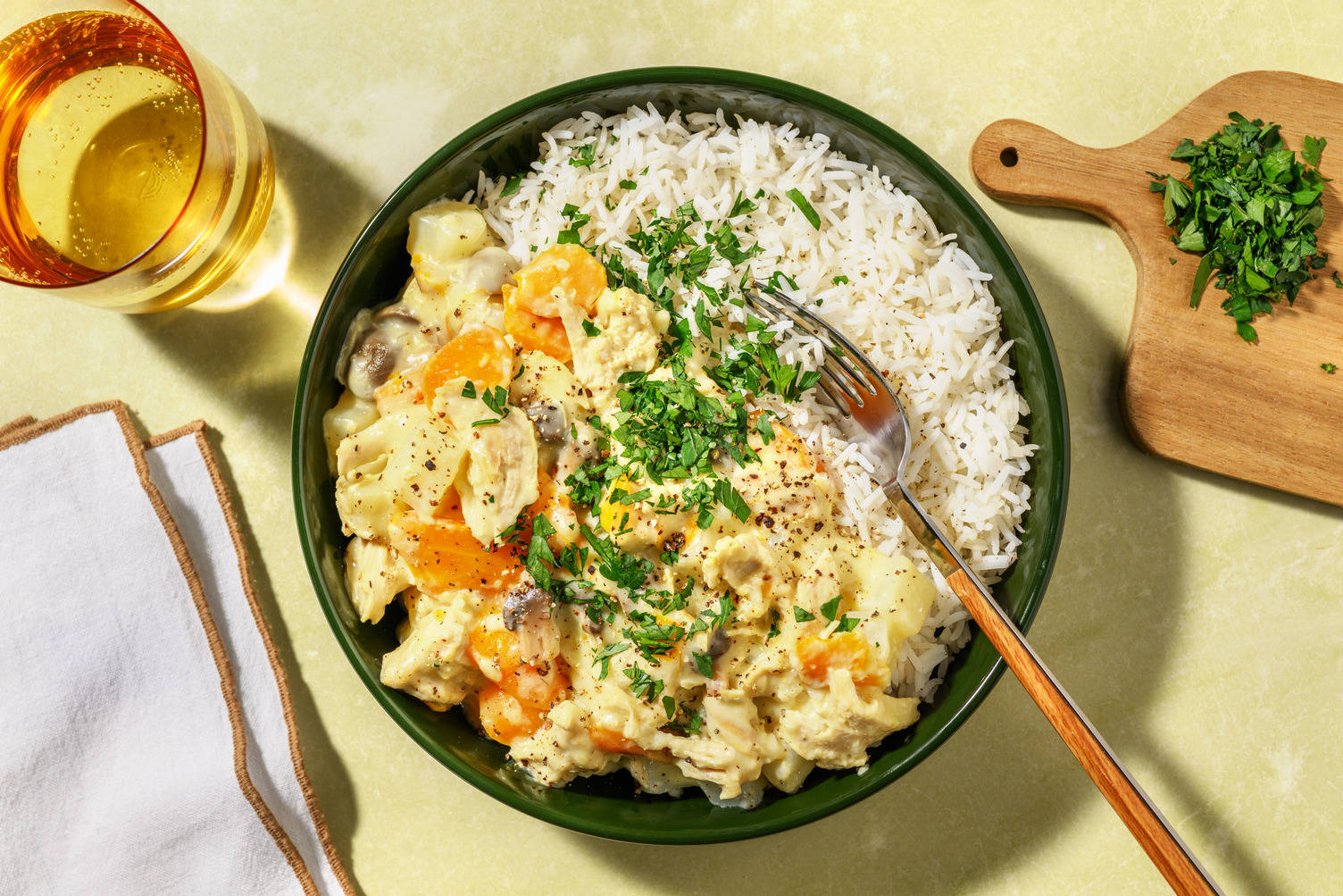 Pouletfrikassee mit Gemüse und frischen Kräutern