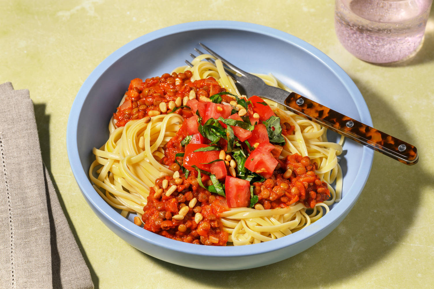 Vegane Linsen-Bolognese auf frischen Linguine