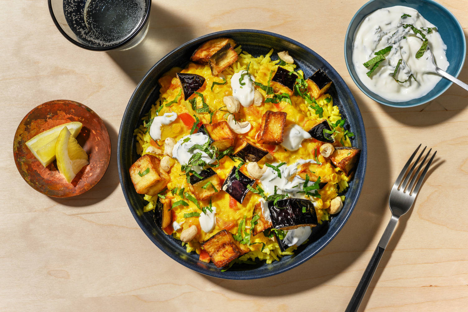 Pikante dahl met geroosterde aubergine en frisse yoghurtsaus