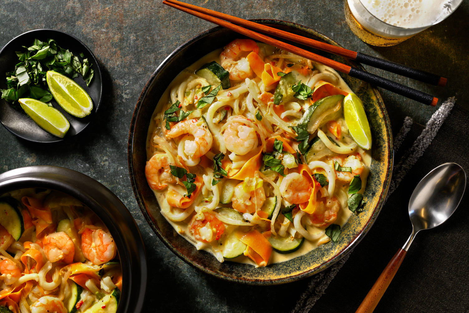 Scampi-soep à la laksa, met noedels en Thais basilicum