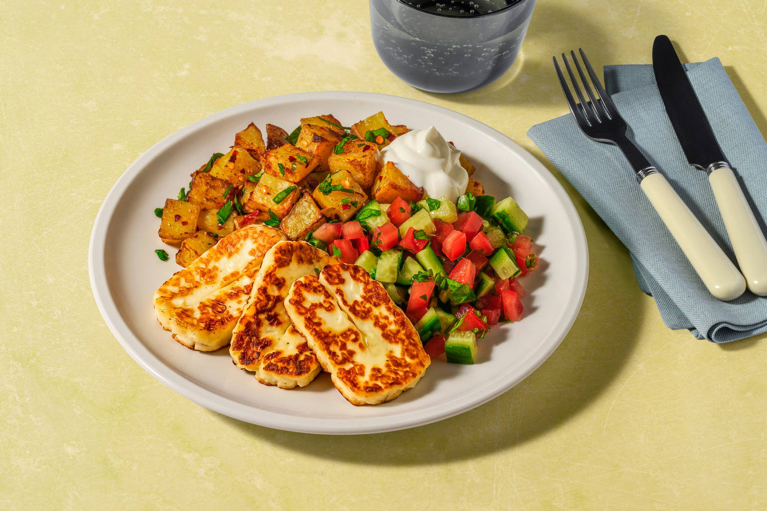 Libanesisk Batata Harra-potatis och halloumi