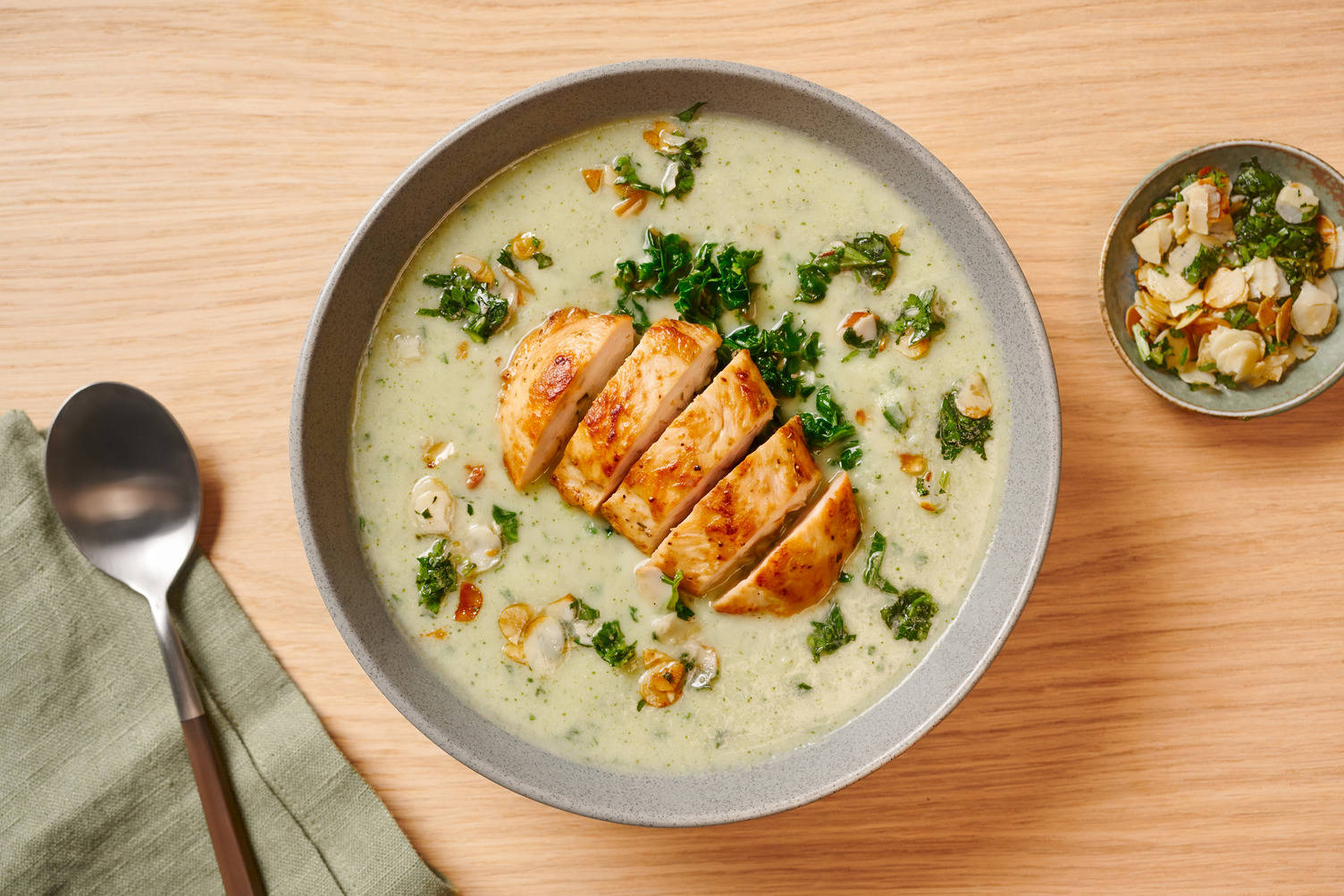 Brokkoli-Bohnen-Suppe mit Hähnchenbrust