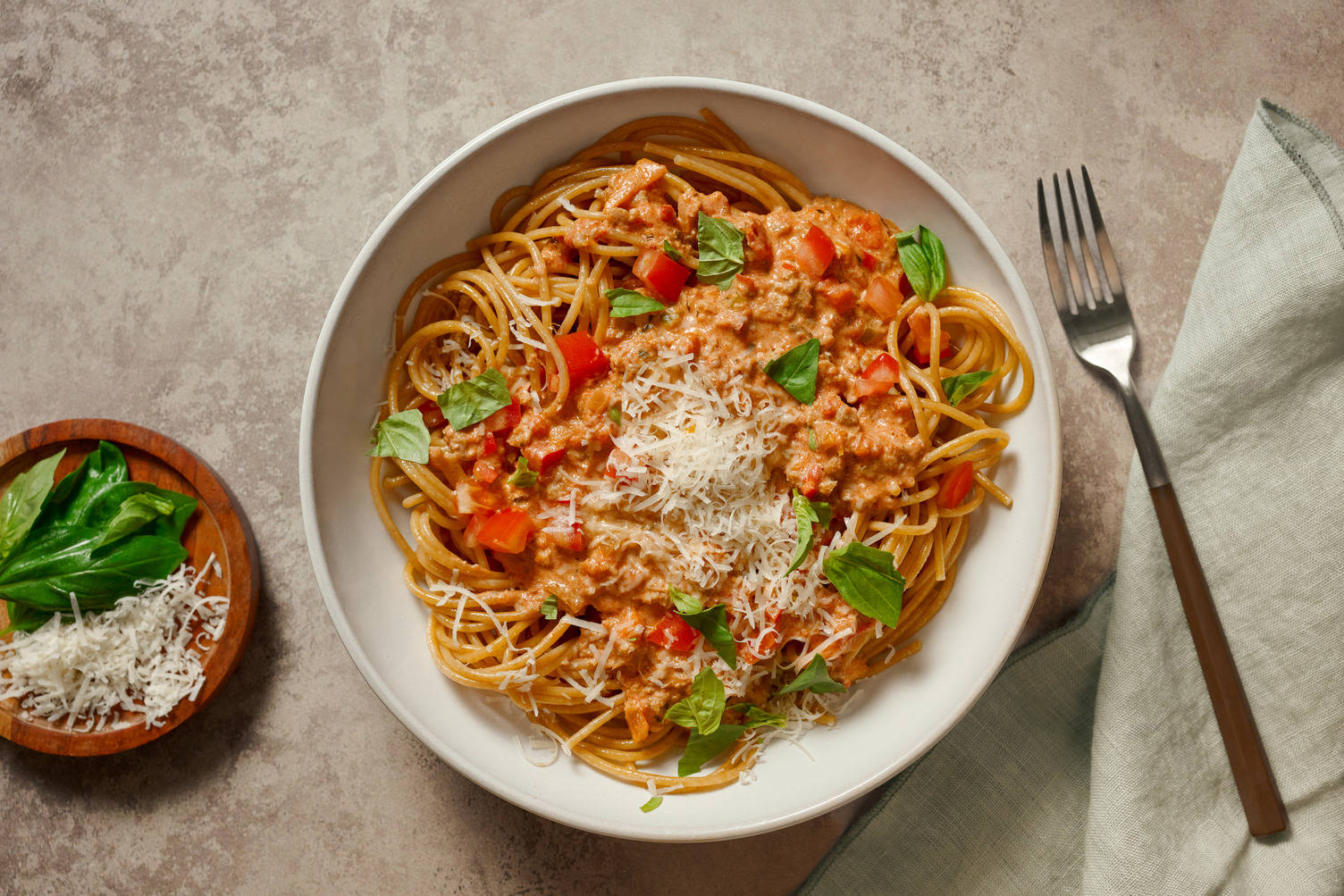Volkoren spaghetti met veggie gehakt en pecorino