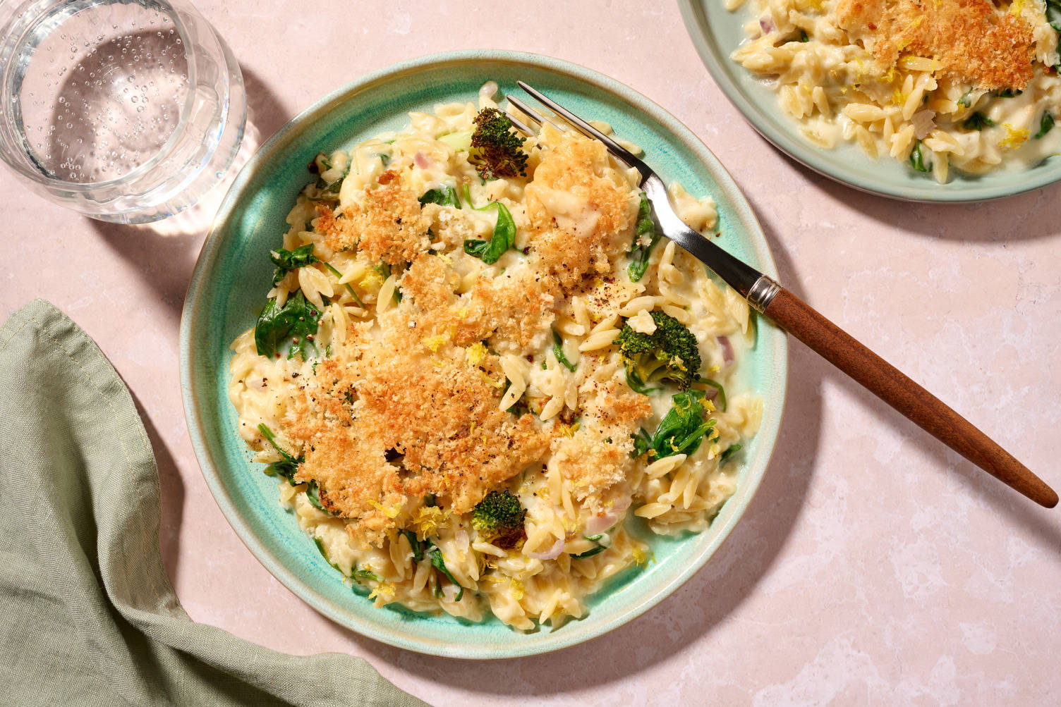 Romige orzo uit de oven met geroosterde broccoli