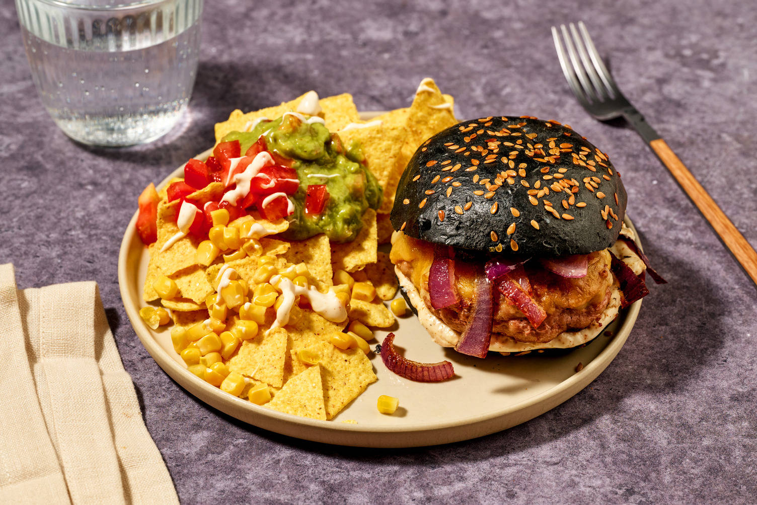 Onze kip-cheeseburger met loaded tortillachips