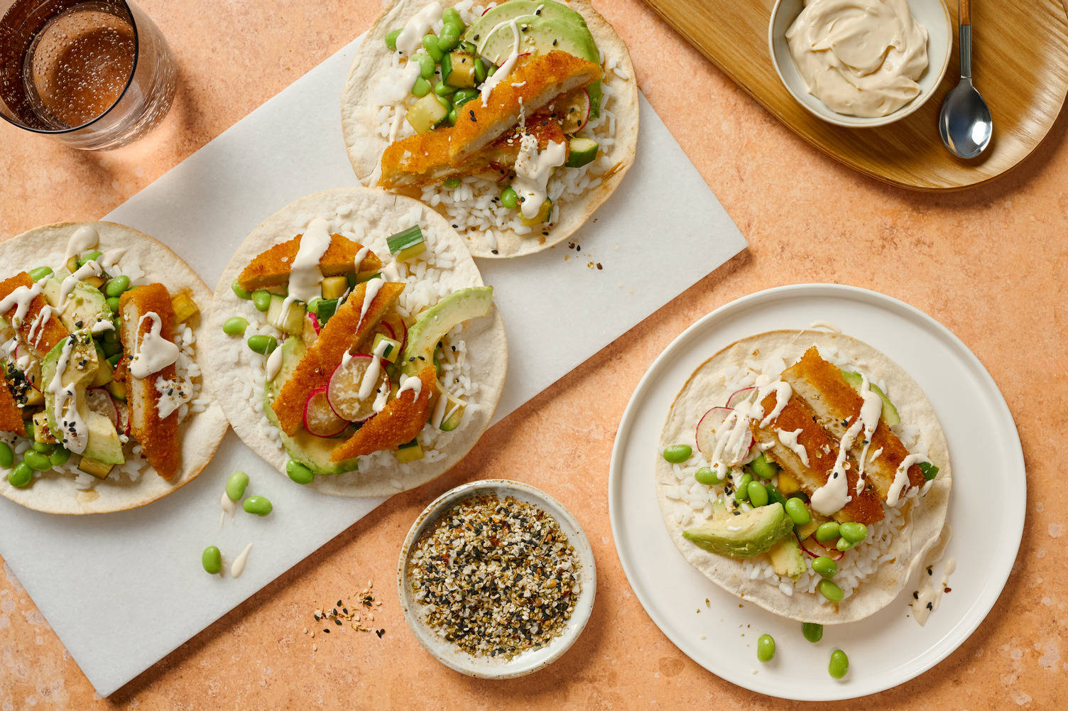 Crispy sushi-taco's met veggie kip en avocado