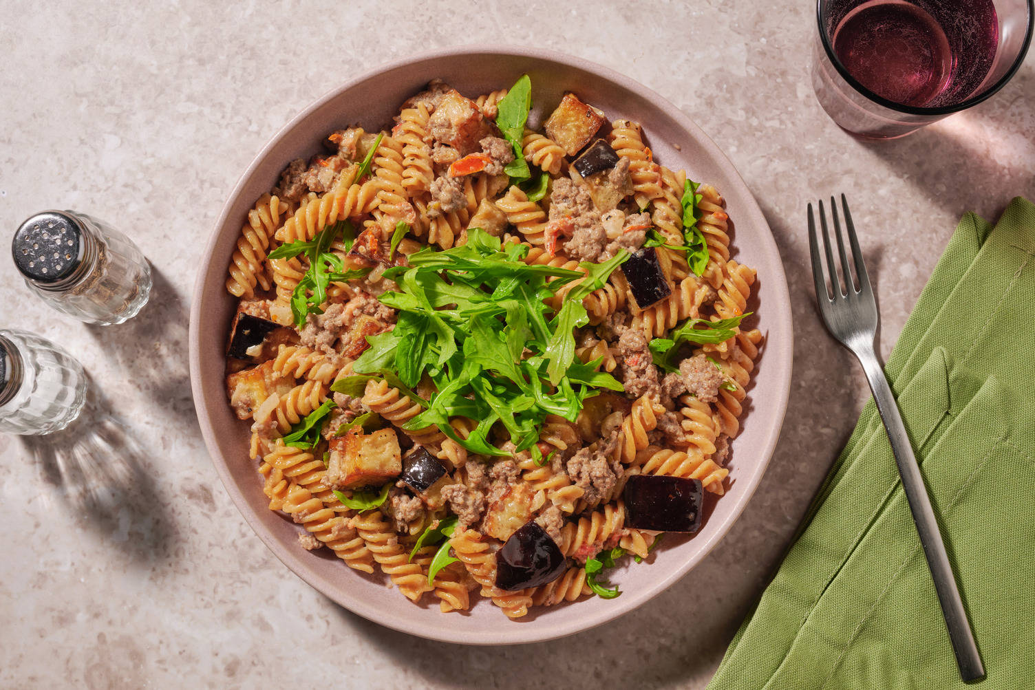 Volkoren fusilli met rundergehakt en aubergine