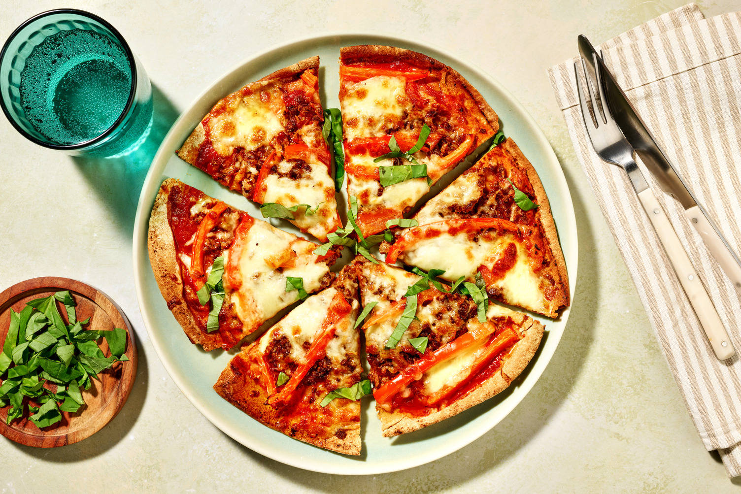 Veggie pizza bolognese met buffelmozzarella en basilicum
