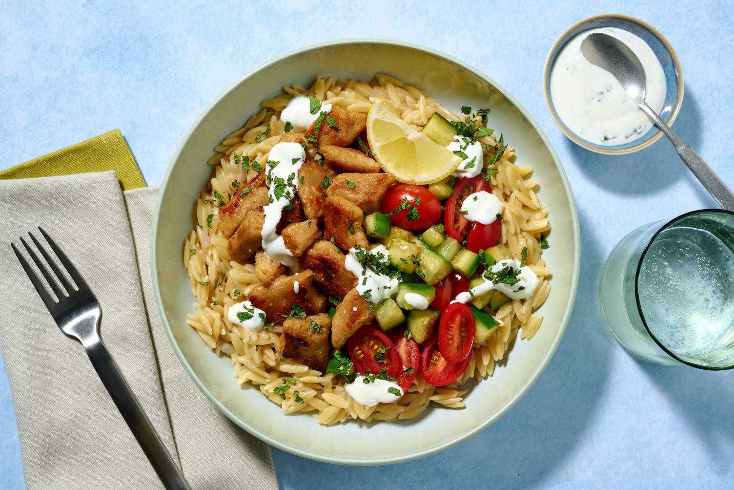 Orzobowl met veggie kip, limoen-yoghurtsaus en verse munt