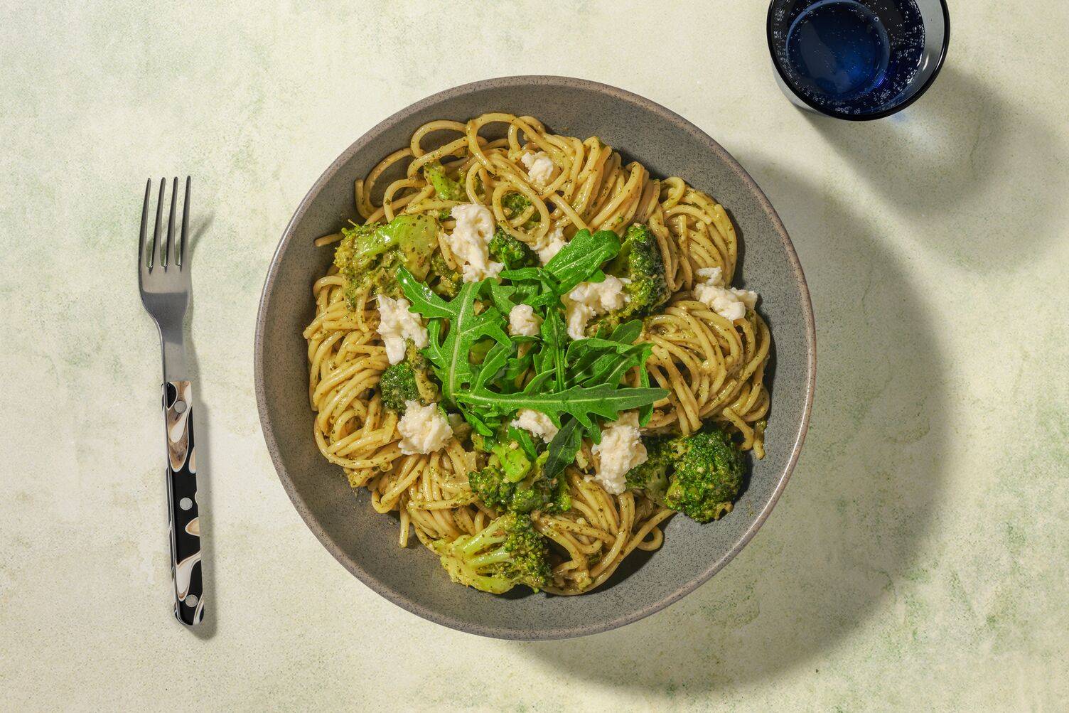 Spaghetti med hemlagad pesto & mozzarella
