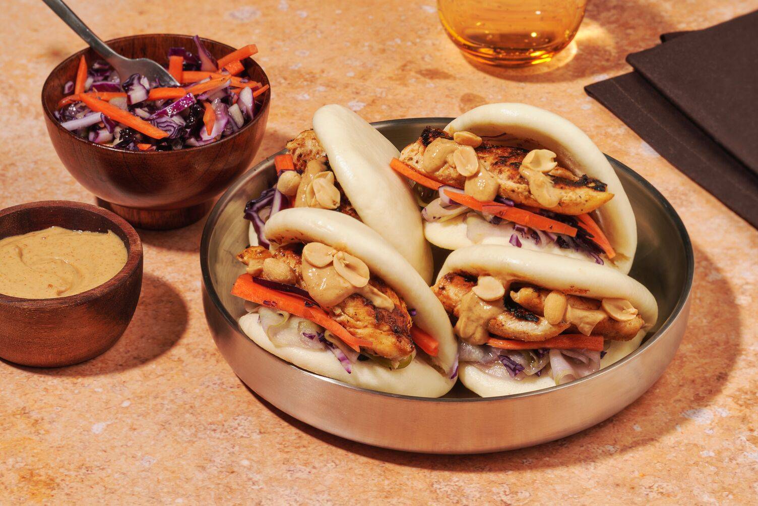 Hurtig satay-kylling i bao-boller