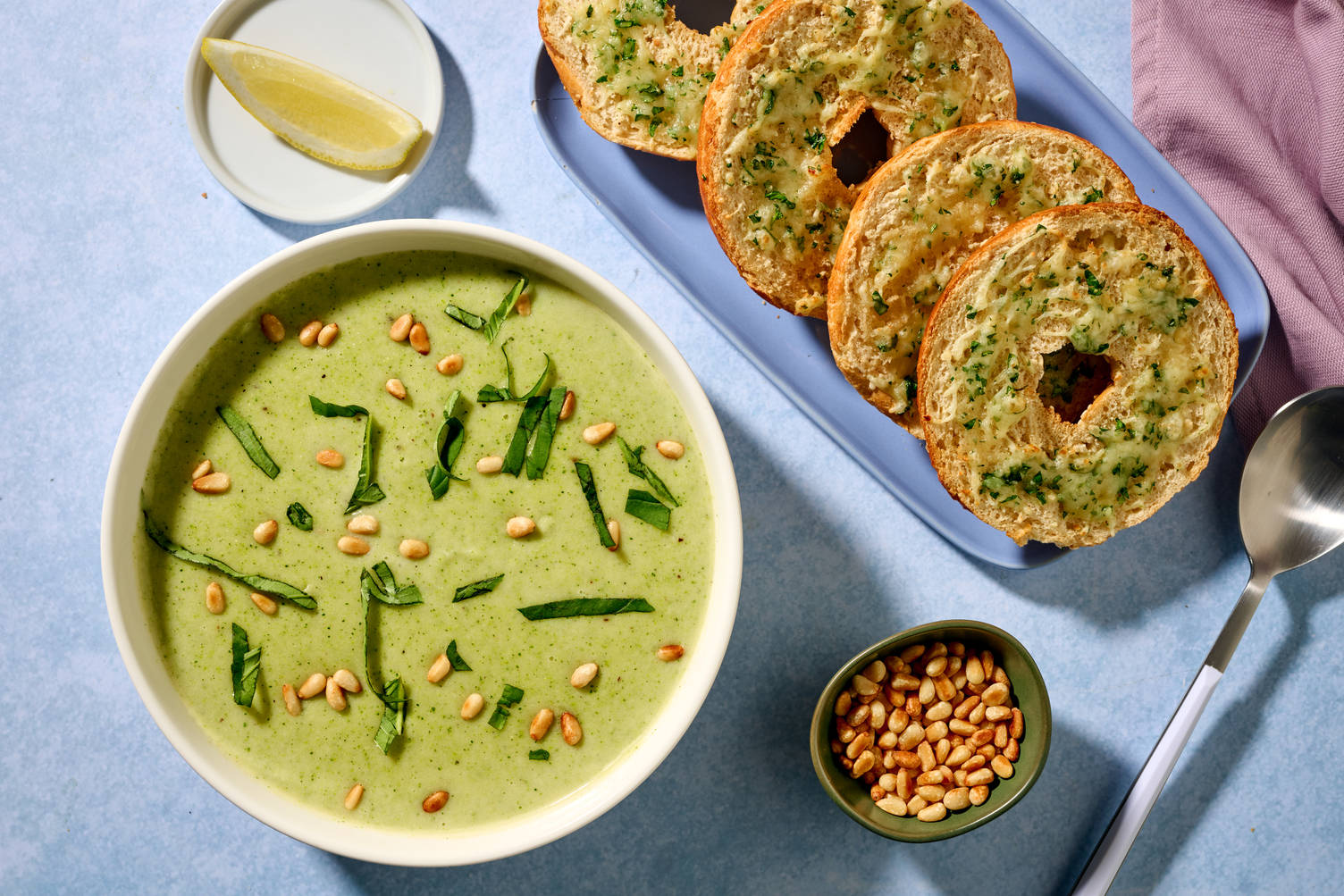 Brokkoli-Kartoffel-Suppe mit Pinienkernen