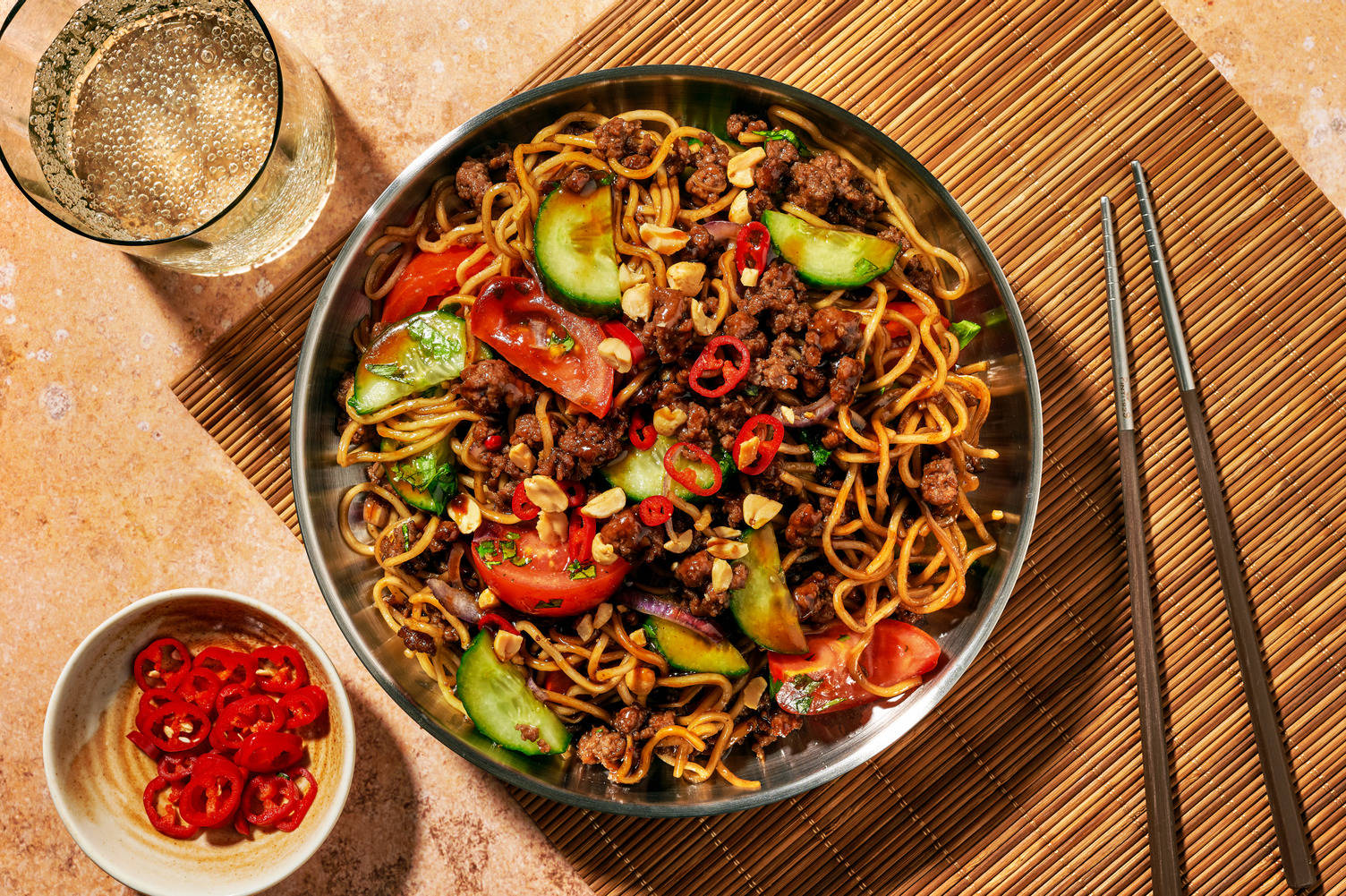 Aziatisch geïnspireerde noedelsalade met kipgehakt