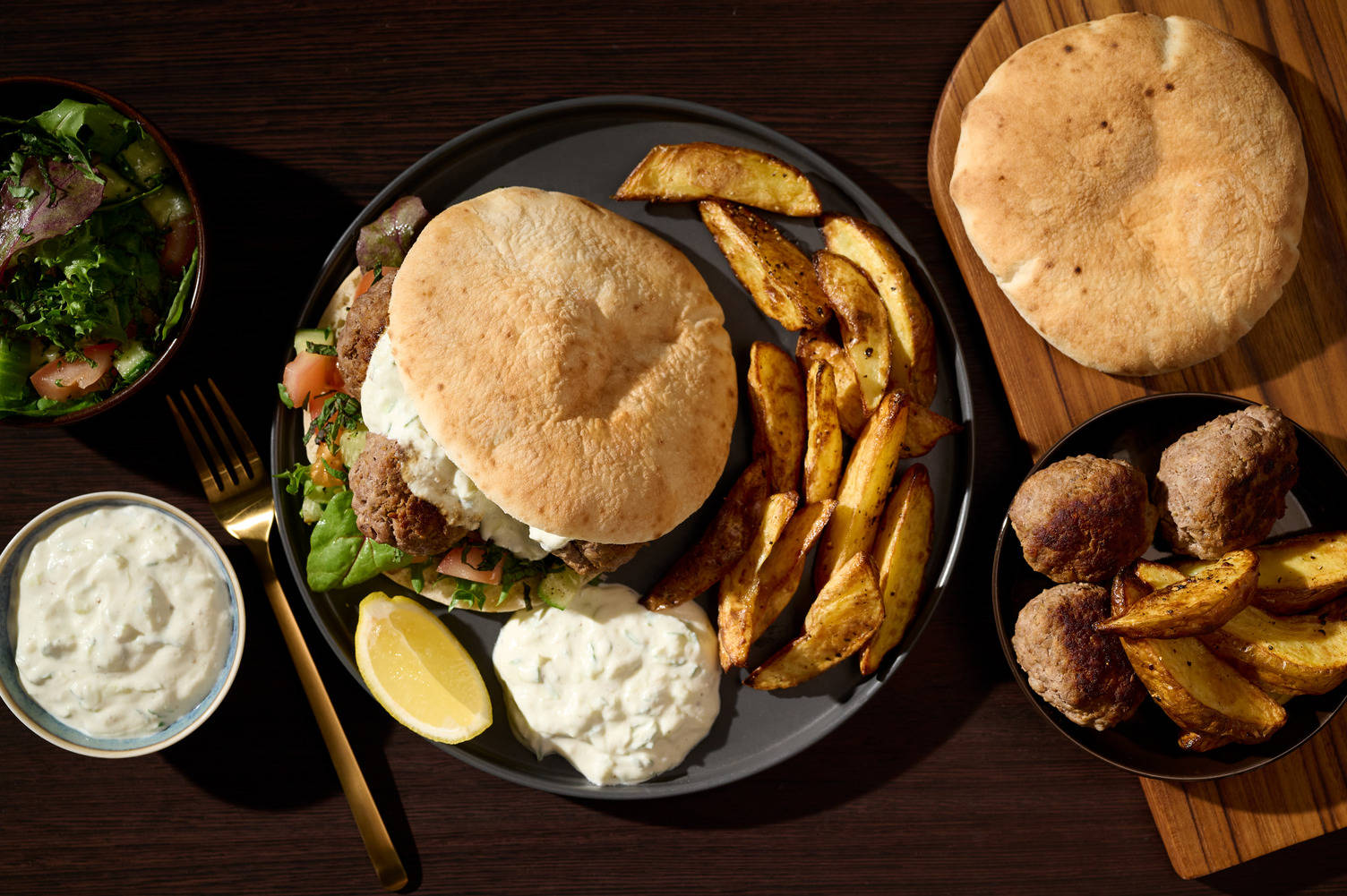 Greek Style Kofta mit Zaziki im Fladenbrot