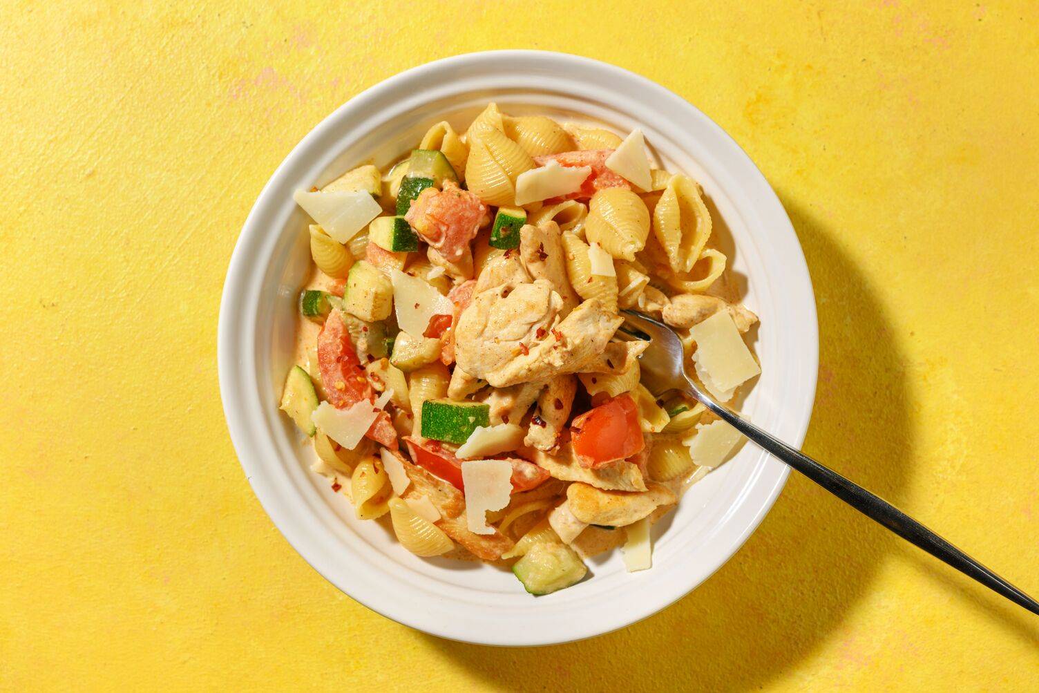 Cajunkryddad kycklingpasta med tärnad bacon
