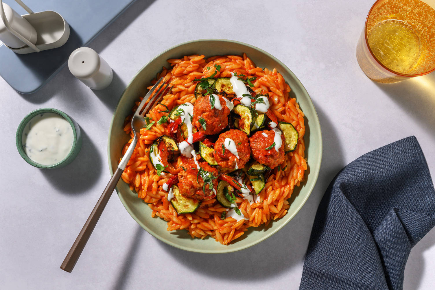 Tomatenorzotto met köfte-stijl gehaktballetjes