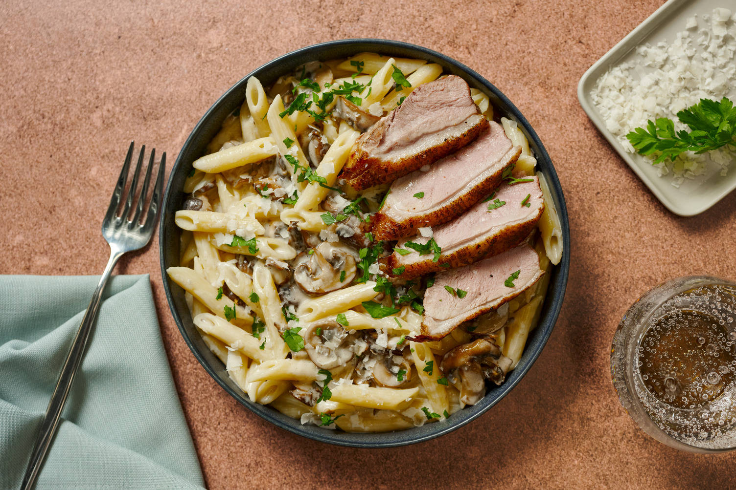 Canard snacké & fusilli complets aux champis