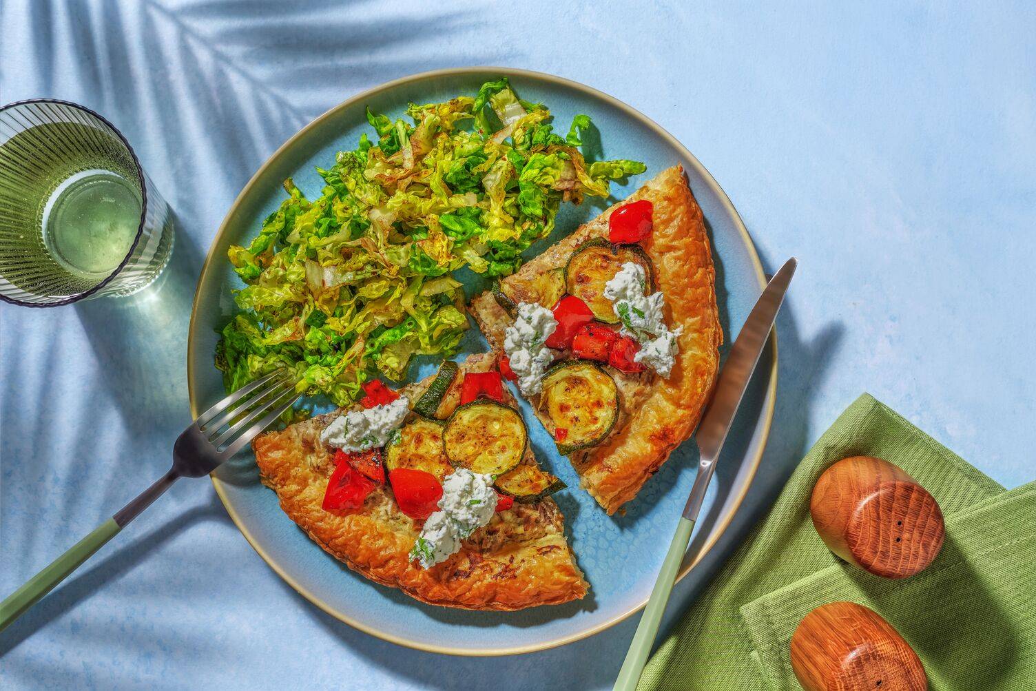 Tarte fine au thon, courgette & poivrons