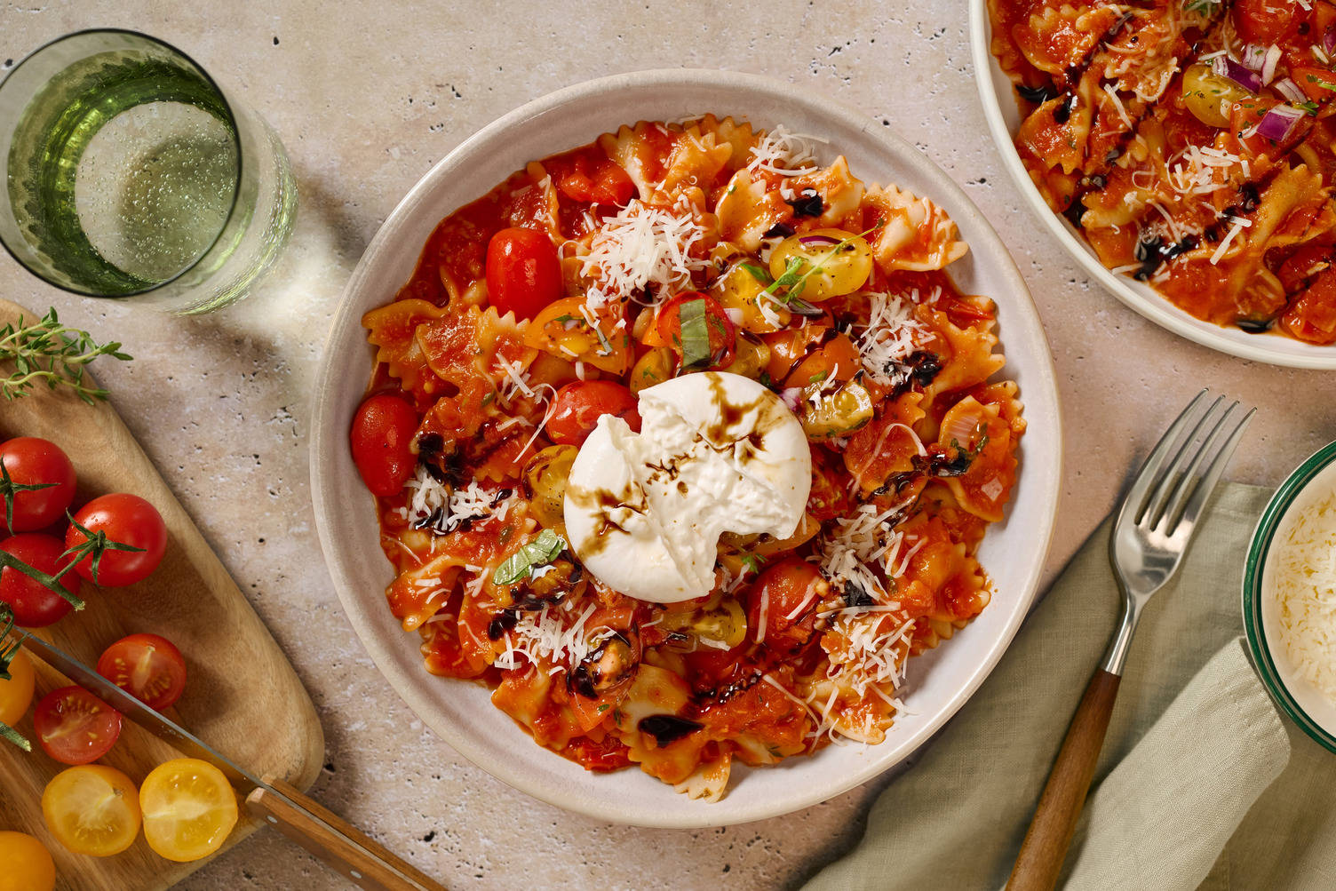 Conchiglie mit Kirschtomaten und Burrata