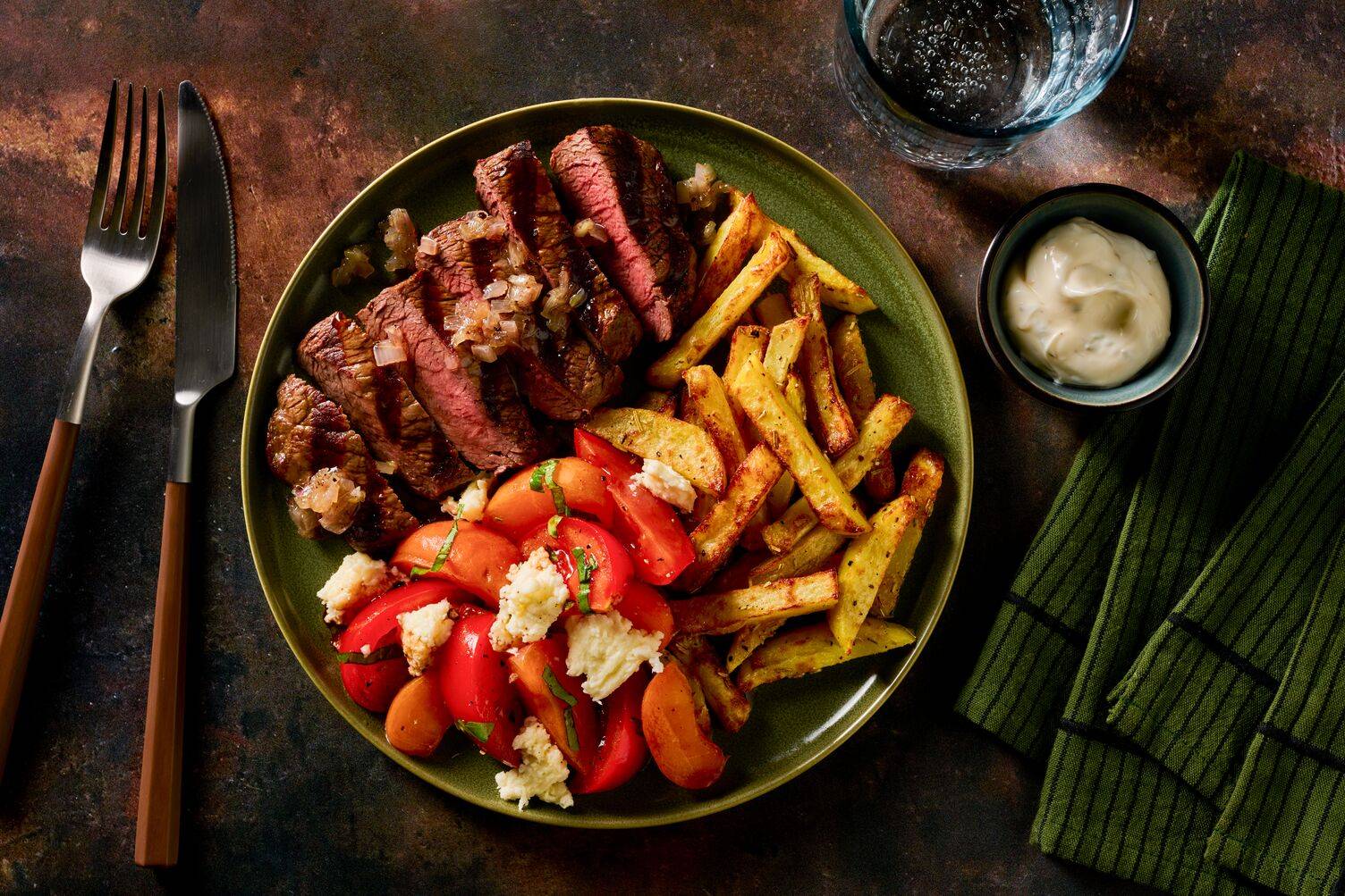 Bavette de bœuf, échalotes confites & frites