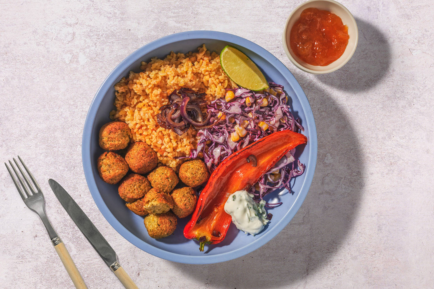 Bulgurbowl met falafel, abrikozenchutney en yoghurtsaus