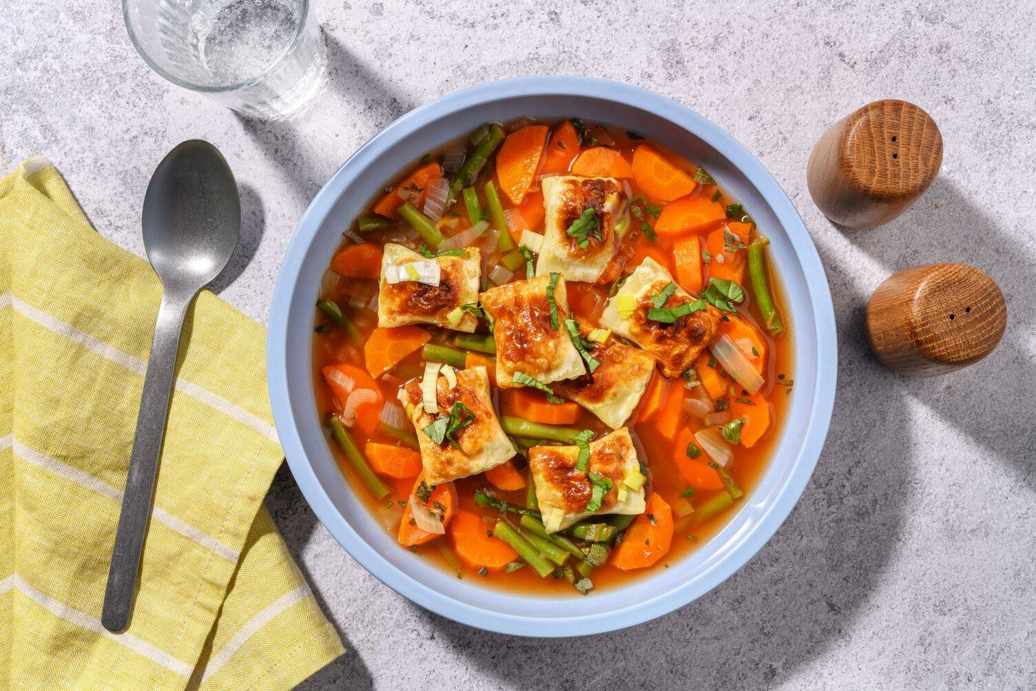 Minestrone mit veganen Maultaschen