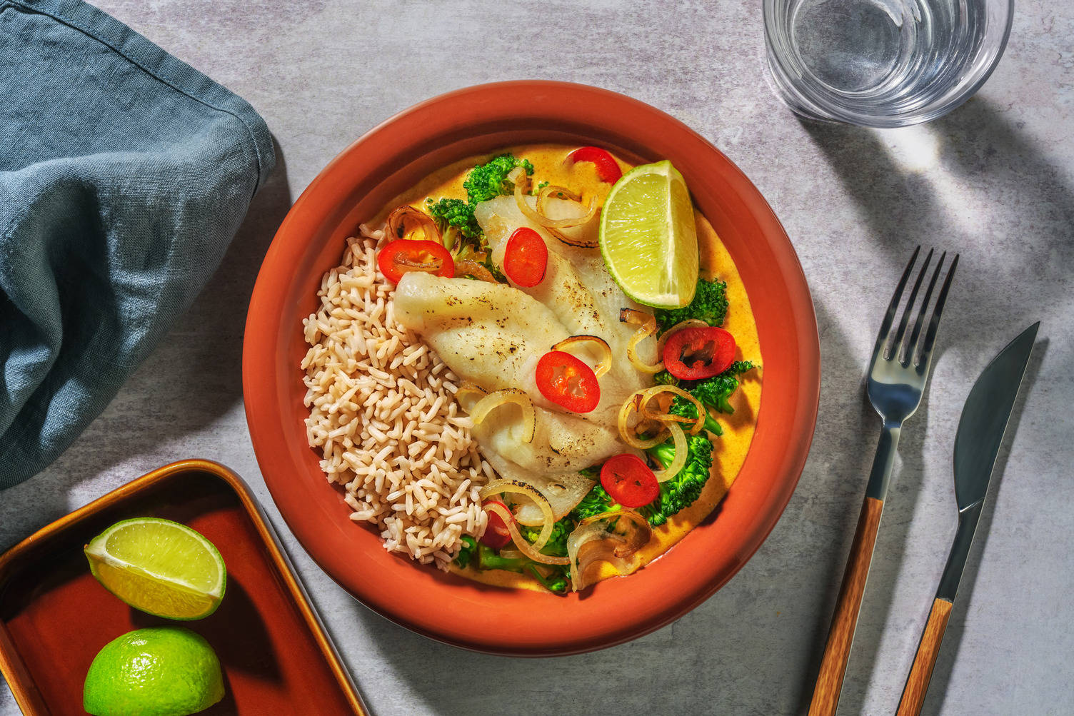 Heek met kruidige gele currysaus