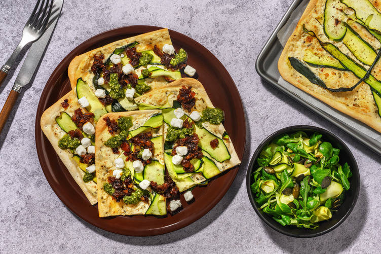 Flammekuchen met geitenkaasbolletjes en dadelcompote